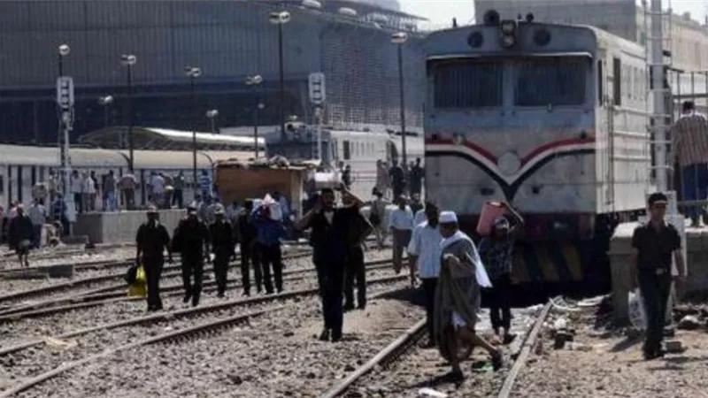حقيقة القبض على بائع متجول بقطار الصعيد كاد أن يتسبب فى كارثة لقيامه بشد بلف الطوارئ