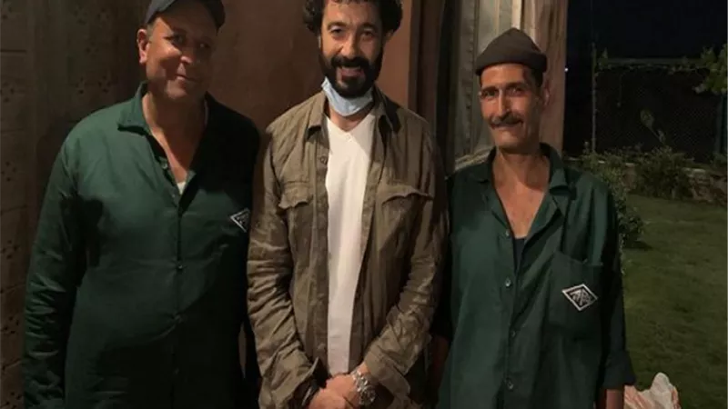 خالد النبوى يحتفل بعيد العمال مع عاملين تقديرًا لدورهم