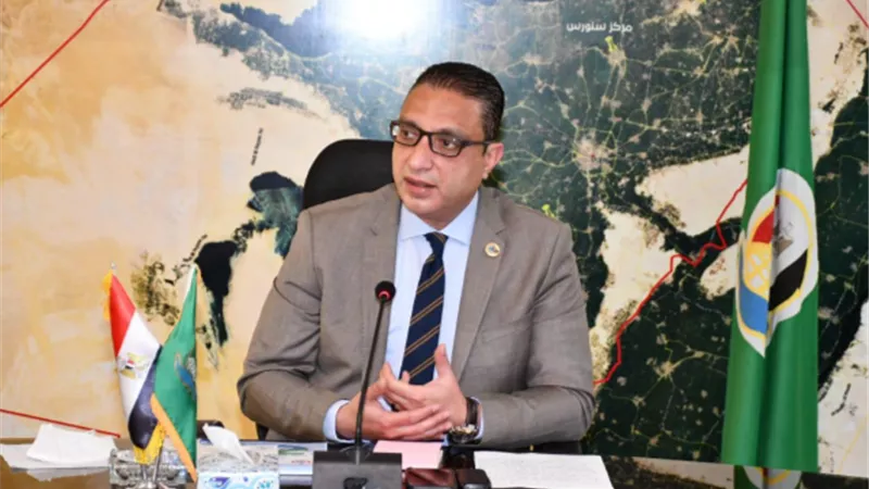 محافظ الفيوم يهنئ عمال مصر بعيدهم