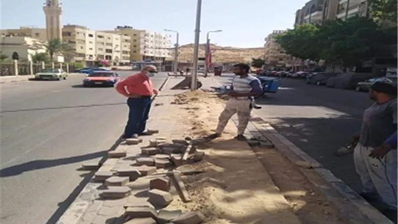 رأفت يتفقد تغير الكابلات التالفة بشارع الاستاد بالغردقة أثناء ولته الصباحية