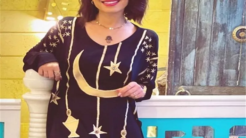 شاهد .. منة فضالى تتألق بإطلالة رمضانية من تصميم كادينا صباح