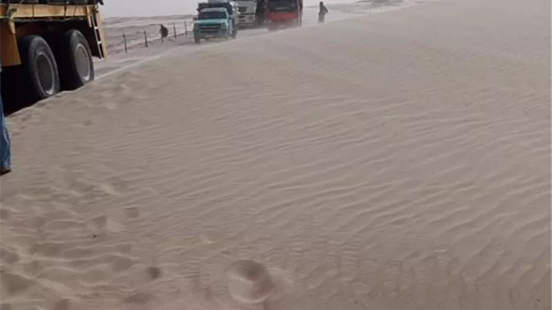 زحف الرمال تتسبب فى قطع طريق ديروط الفرافرة بالوادى الجديد