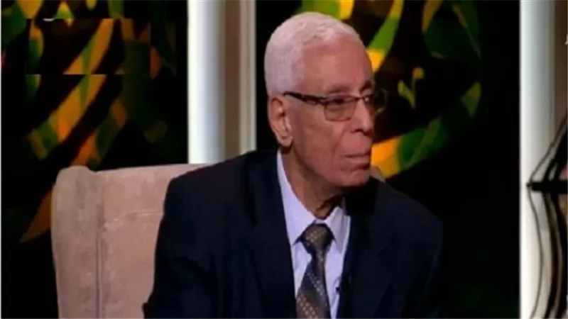 حسام موافى يكشف العلاقة بين هز الأقدام وتأخر الحاجة للتبول.. فيديو