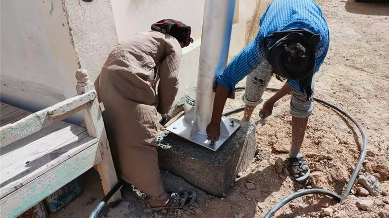 استكمال إنشاء القواعد الخرسانية لاعمدة الإنارة الجديدة بالقصير