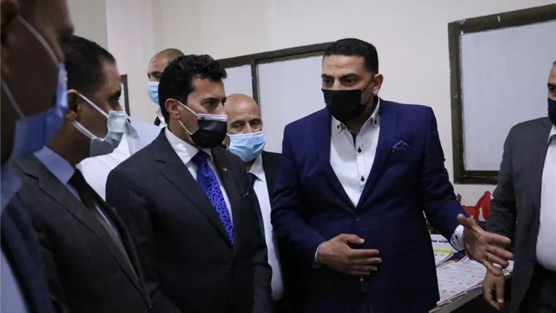وزير الرياضة يتفقد نادي الحسينية ويستمع لمطالب روؤساء مجالس الادارات