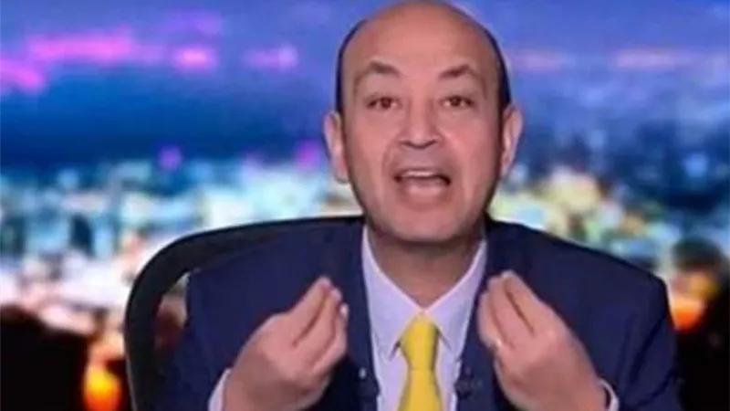 عمرو أديب يعرض فيديو لعربة محملة ببرسيم كادت تتسبب فى كارثة على السكة الحديد بقليوب