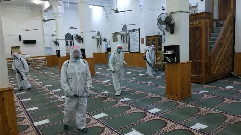 إستمرار أعمال تطهير وتعقيم دور العبادة بدمياط