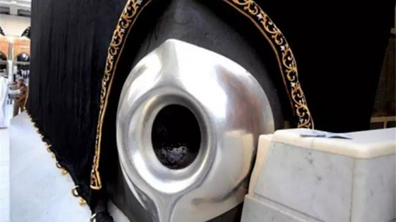 السديس يُشارك في تطييب الكعبة و الحجر الأسود