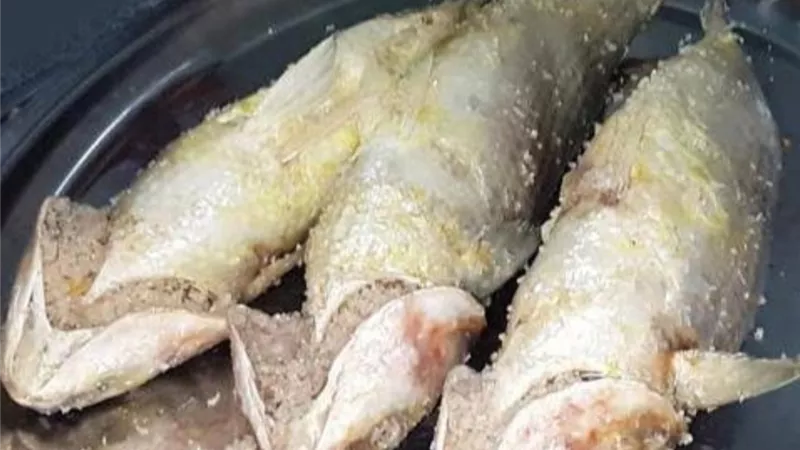 يفرز سمومًا قاتلة.. الصحة تحذر هؤلاء من تناول الفسيخ