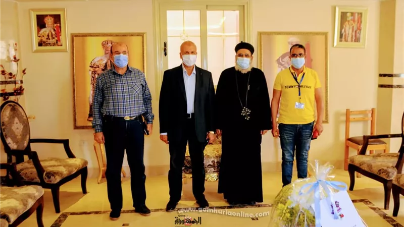 وفد من جهاز العاشر من رمضان يزور الكنائس ويقدم التهنئة والورود