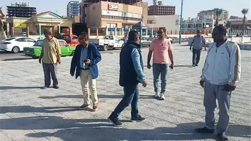 رئيس مدينة مرسي مطروح يقود حملة مكبرة لمنع التجمعات علي الشواطئ