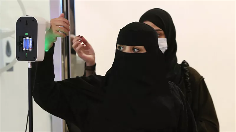 السعودية.. إصابات كورونا تنخفض إلى ما تحت الألف