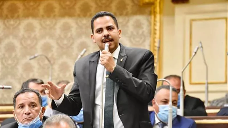 زعيم الأغلبية بمجلس النواب يهنئ عمال مصر بعيدهم