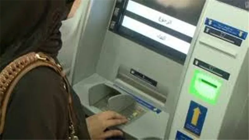 اقبال كبير من اصحاب المعاشات على ماكينات الصراف الالى للبريد المصرى
