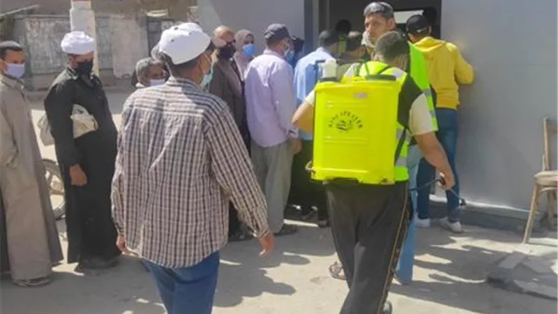 تعقيم مكاتب البريد و البنوك في الإسماعيلية تزامنا مع صرف المعاشات ..صور