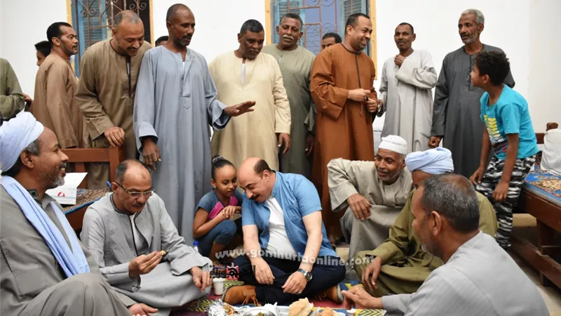 محافظ أسوان يشارك أهالى العطوانى بإدفو إفطار رمضان بقافلة مساعدات غذائية ويتابع مشروعات حياه كريمة