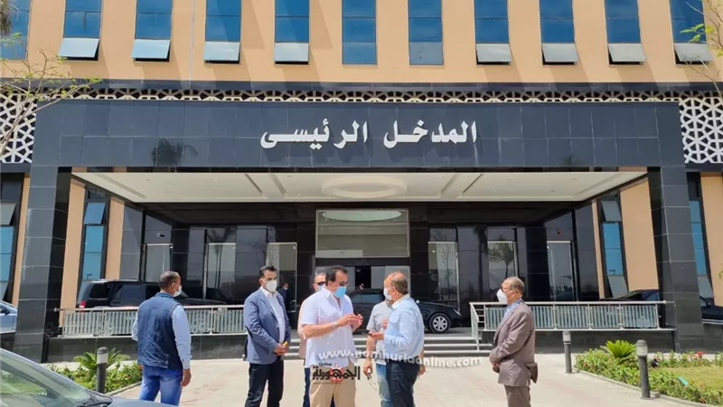 وزير التعليم العالي ورئيس جامعة الزقازيق يتفقدان مستشفى العاشر الجامعى تمهيداً لافتتاحة