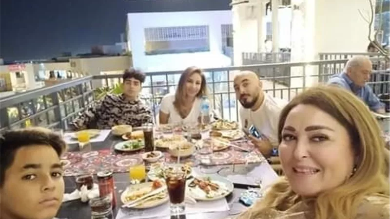 شاهد.. أحدث ظهور لـ نهال عنبر مع ابنها واحفادها