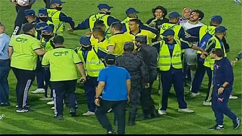 الأمن يتدخل لفض إشتباك لاعبى الزمالك والحكم جهاد جريشة .. تعرف على السبب