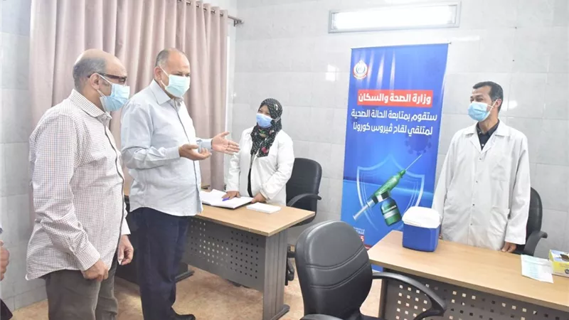 محافظ أسيوط يتابع تطعيم المواطنين بلقاح كورونا بالمركز الصحي بالوليدية