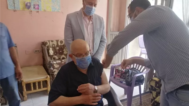 فاعاليات تلقى أولى جرعات لقاح كورونا لكبار السن للمسنين بالمنصورة