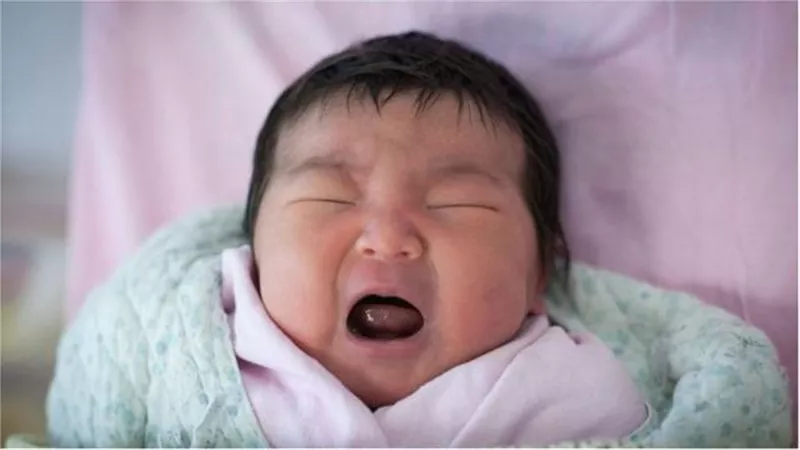 بعد دعاوى خاضها مع زوجته في المحاكم ..أب يبيع ابنه لتحقيق حلمه