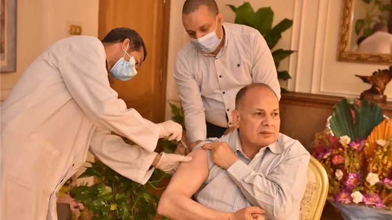 محافظ أسيوط يتلقى الجرعة الأولى من لقاح كورونا ويدعو المواطنين بسرعة التسجيل لتلقي اللقاح