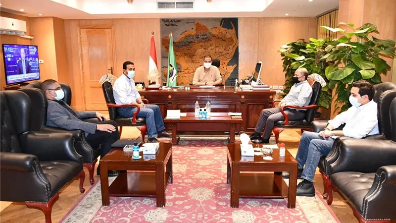 محافظ الفيوم يتابع مشروعات مياه الشرب والصرف الصحي الجاري تنفيذها بمبادرة 