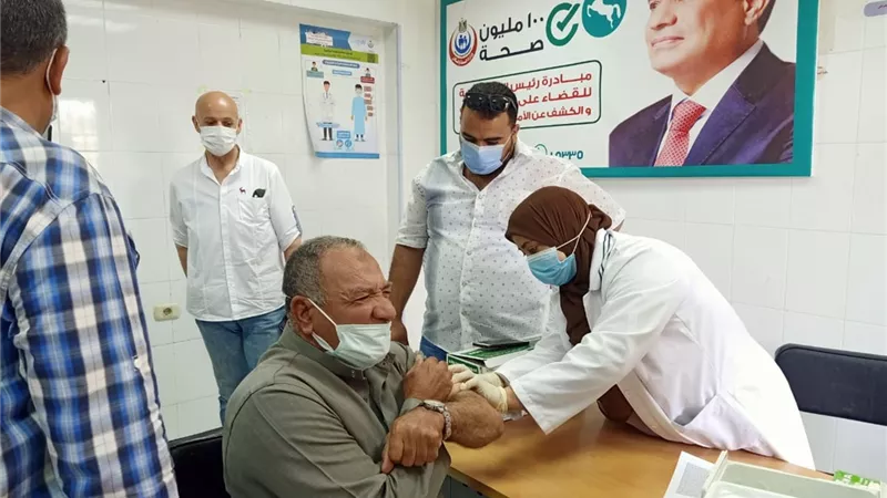 وكيل وزارة الصحة بالشرقية يتابع تطعيم المواطنين بلقاح كورونا بالمنشآت الصناعية والمراكز الطبية