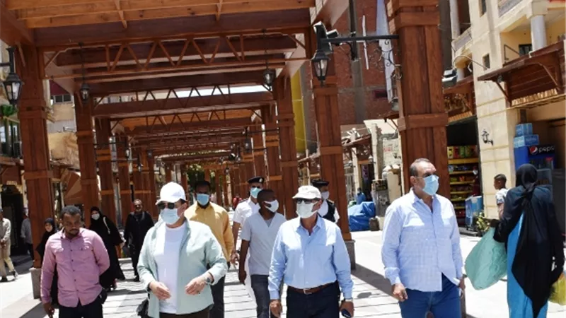 محافظ أسوان يستدعى رئيس المدينة بعد رصده لملاحظات ويحرر محضر غلق لمطعم مخالف..صور