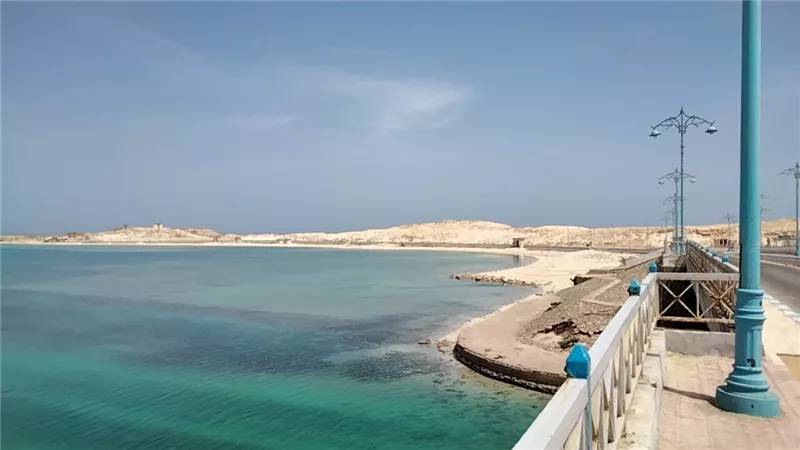 مجلس مدينة مرسي مطروح ينظم دوريات مع مديرية الأمن لمنع التجمعات علي الشواطئ والحدائق