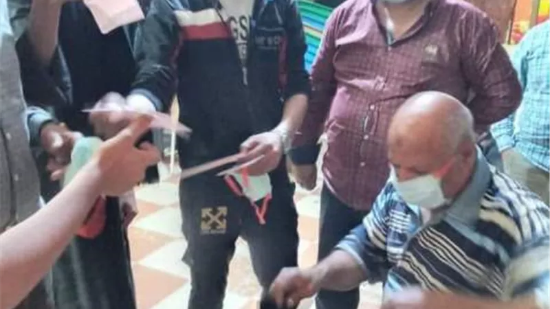 غلق 9 مقاهي وتحرير 13 محضرغرامة فورية لعدم ارتداء الكمامة بسوهاج..صور