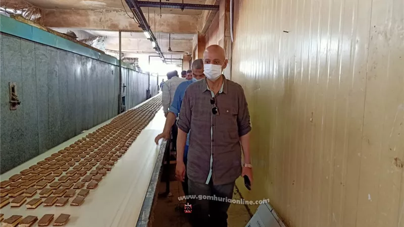 غلق مصنع يمثل خطر داهم علي الصحة العامة وضبط واعدام ٨ طن أغذية فاسدة