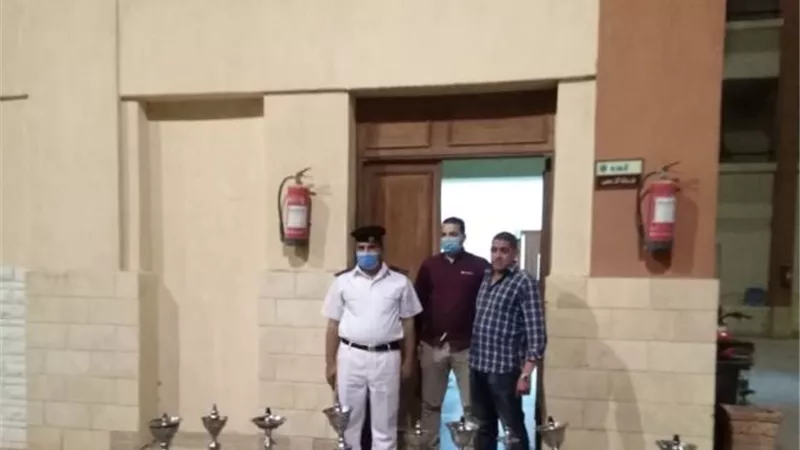 جهاز الشروق يصادر 40 شيشة ويحرر 3 محاضر فى حملة ليلية بالتعاون مع شرطة التعمير.. بالصور