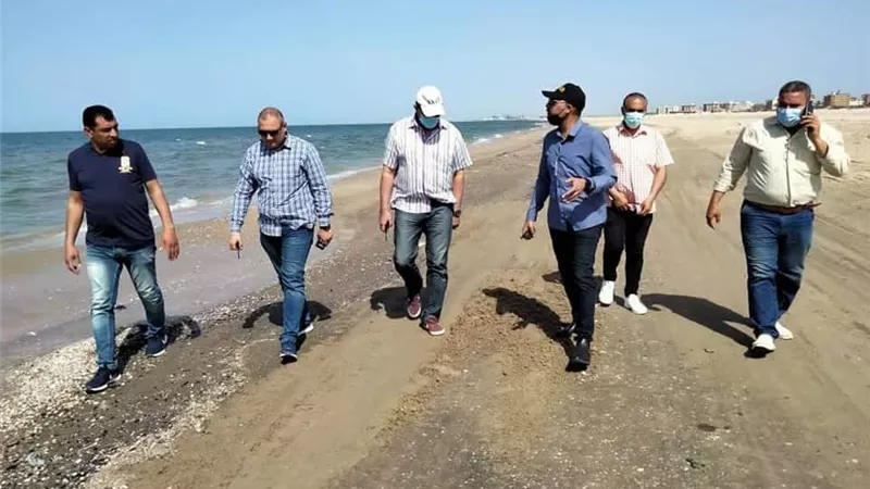 رئيس مدينه جمصه يتفقد شواطئ جمصه