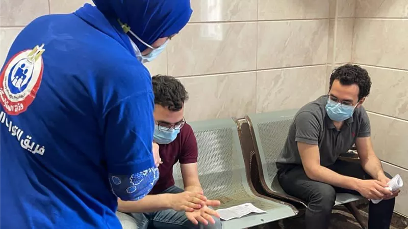بالصور .. توعية المواطنين في مركز تلقي اللقاح سيدي غازي بمحافظة كفر الشيخ