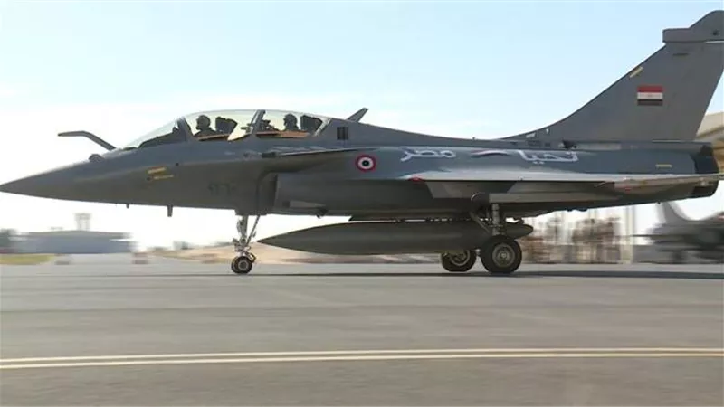 الحكومتان المصرية والفرنسية توقعان عقد توريد 30 طائرة طراز رافال