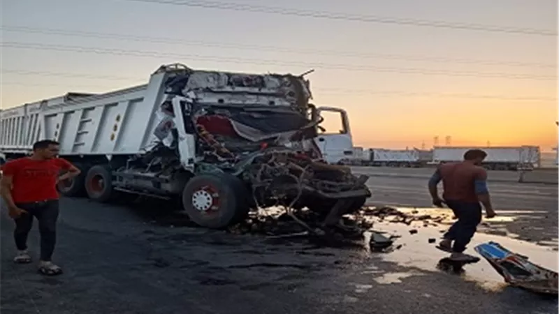 مصرع شخص وأصابة أخر فى حادث تصادم سيارتين نقل بالسويس