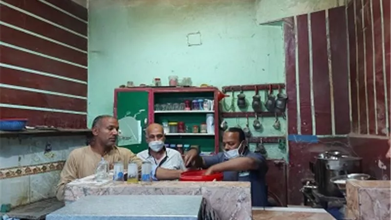 تحرير ٦٧ محضر وضبط ١٥ شخصا بلا كمامات ومصادرة ٤٦ شيشة بإسنا جنوب الأقصر