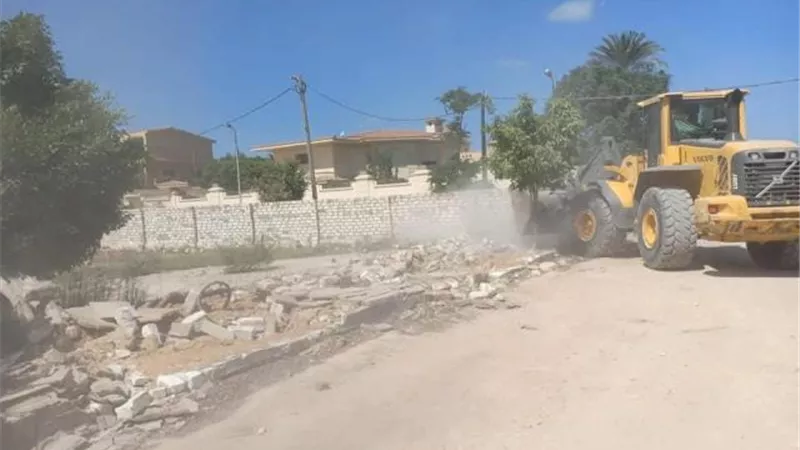 ازالة بناء مخالف وحملة نظافة بالعامرية في الاسكندرية..صور
