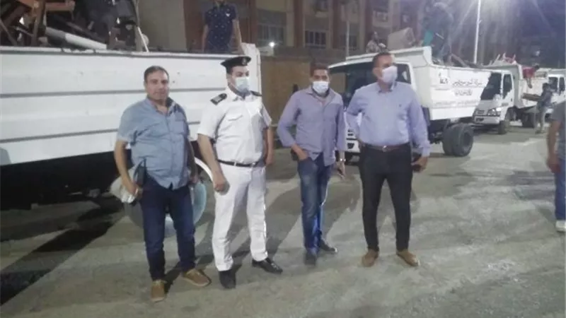 جهاز الشروق يحرر7 محاضر للمقاهى والكافيهات فى حملة بالتعاون مع شرطة التعمير.. بالصور