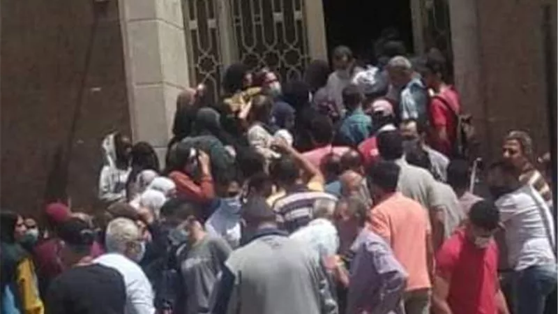 زحام شديد على البنوك ومكاتب البريد في الإسماعيلية رغم تحذيرات منع التجمعات
