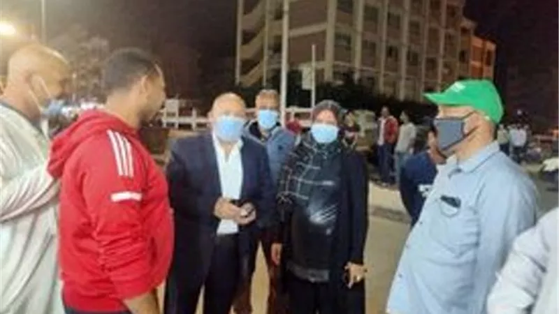 رئيسة حى السويس توزع الكمامات على المواطنين بالكورنيش الجديد