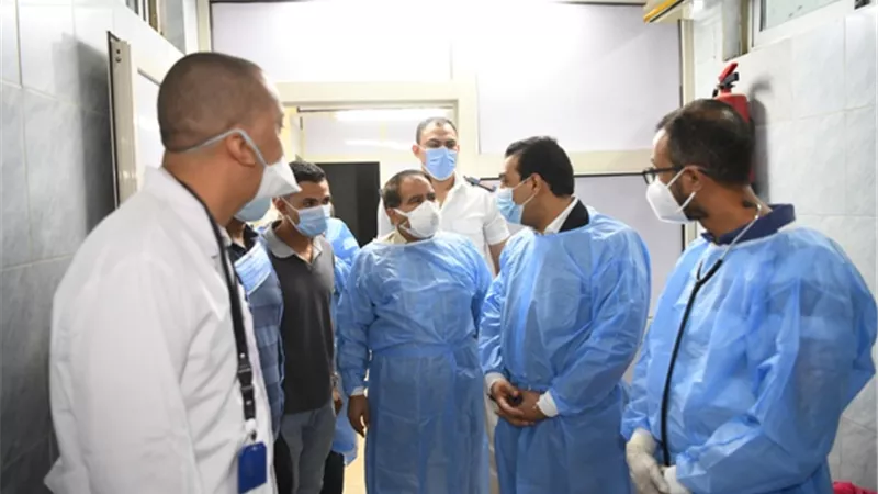 نائب محافظ قنا يفاجئ مستشفي حميات نجع حمادي ليلا للاطمئنان علي مصابي كورونا