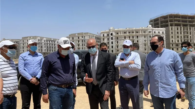 وزير الإسكان يتفقد الحى السكني الخامس 