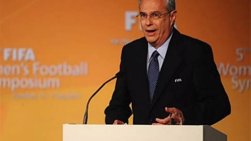 أول تعليق من مسئول الفيفا السابق على بيان الأهلى