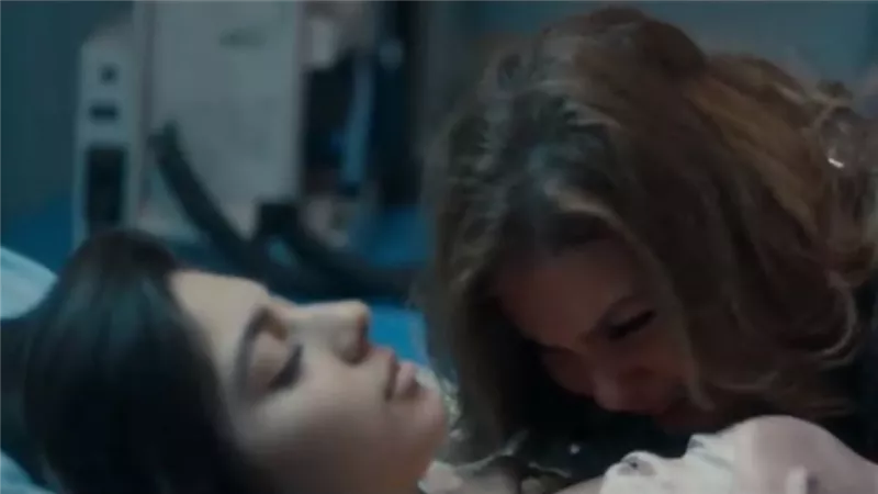 يسرا تودع ابنتها في 