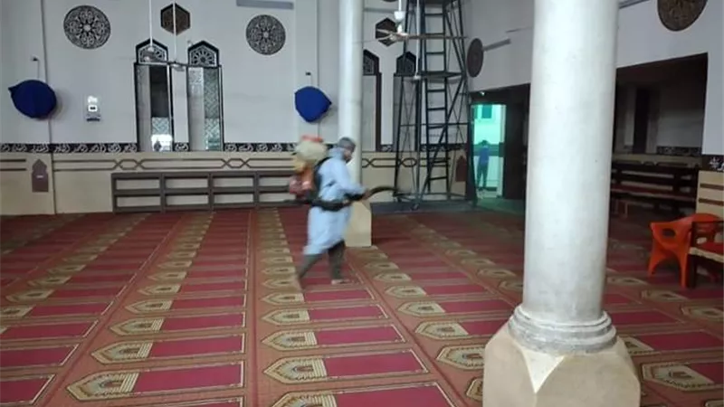 محافظ الدقهلية يتابع إلتزام المقاهي والكافيهات والمحال التجارية بالإجراءات الإحترازية