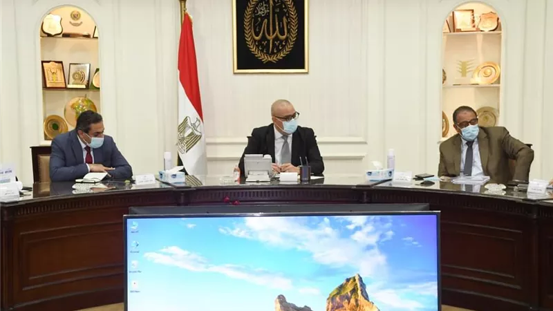 وزير الإسكان يتابع الموقف التنفيذى لمشروعات حياة كريمة لتطوير الريف المصرى