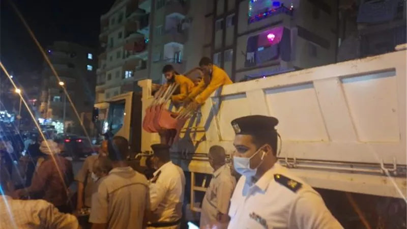 جهاز 6 أكتوبر يشن حملة على الإشغالات يصادر 34 شيشة بالتعاون مع شرطة التعمير.. بالصور